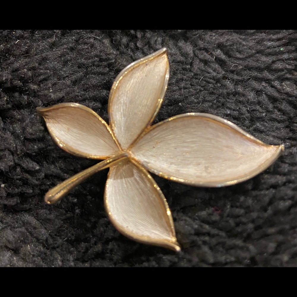 Vintage leaf design brooch
